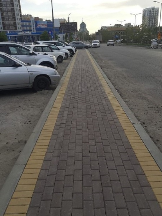 В Астрахани на улице Бакинской укладывают тротуарную плитку