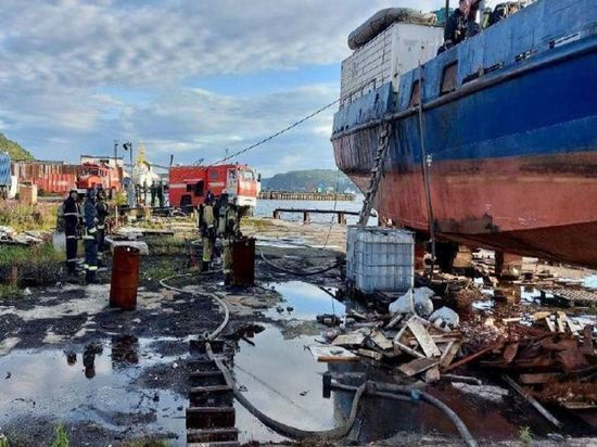 Рыболовецкое судно, стоящее у причала в Мурманске, охватил огонь: с пламенем сражались 17 пожарных