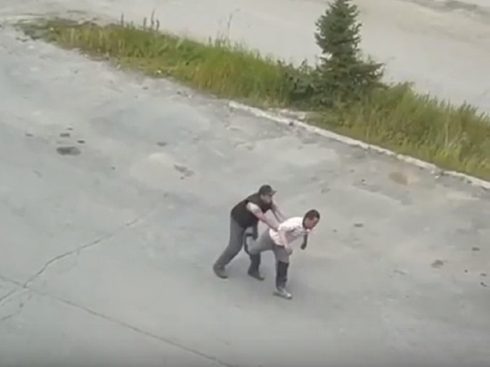 Пинок между ног перерос в пьяный бой в стиле сумо на улице Салехарда