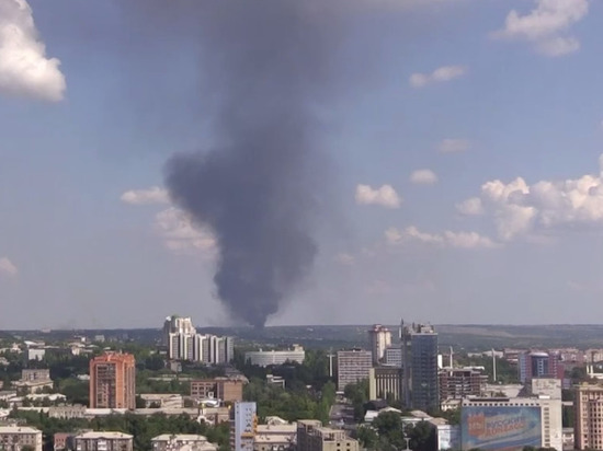 Над Донецком поднялся столб дыма от пожара