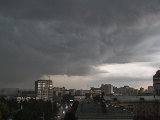 Штормовое предупреждение объявили в Омской области из-за ливня и шквалистого ветра