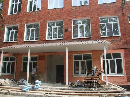 В школах Омска продолжается ремонт по программе меценатства под контролем мэра Шелеста