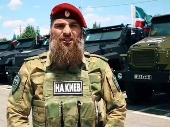 Кадыров показал нашивки чеченских бойцов с надписью «На Киев»