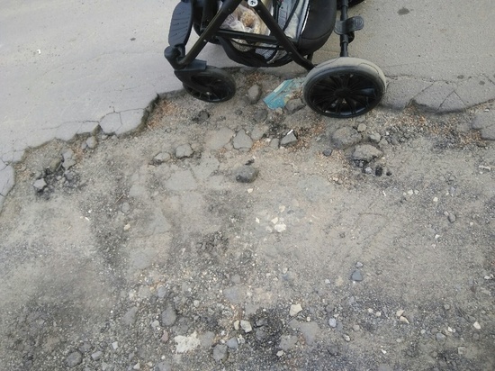 В Орле ребёнок-инвалид не может гулять из-за разбитых дорог