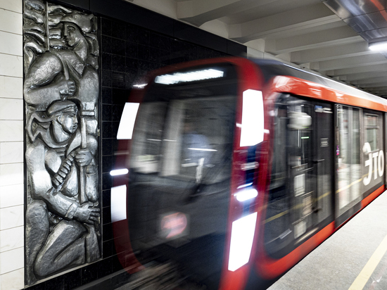 В Москве мужчина спрыгнул на рельсы метро и побежал в туннель