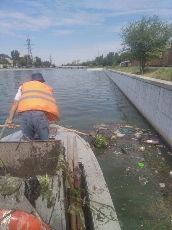 В Астрахани приводят в порядок городские каналы