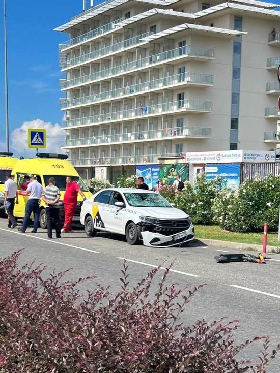 Девушка на самокате пострадала в ДТП в Сириусе