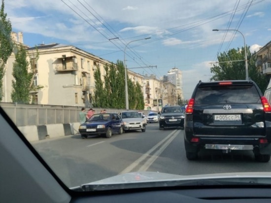 В центре Волгограда образовалась километровая пробка из-за тройного ДТП