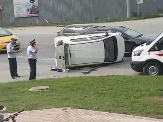 Автомобиль Daihatsu Mira завалился на бок в Южно-Сахалинске