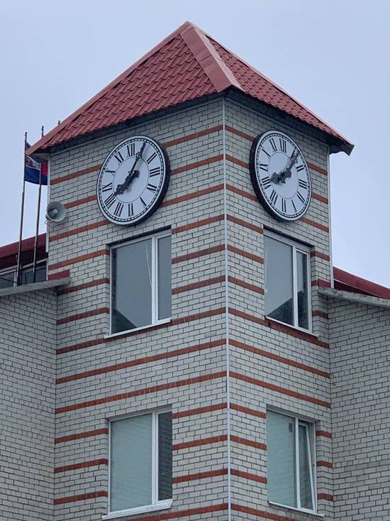 Уникальные часы установили на здании дептранса Пуровского района