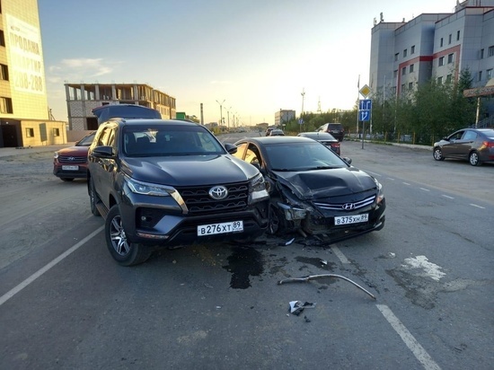 Пассажир получил травмы при столкновении авто в Новом Уренгое