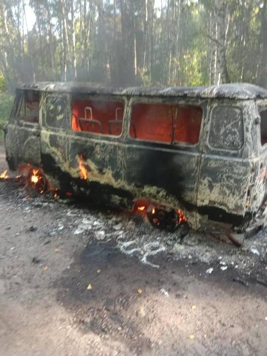 В деревне под Кемеровом неожиданно загорелся автомобиль