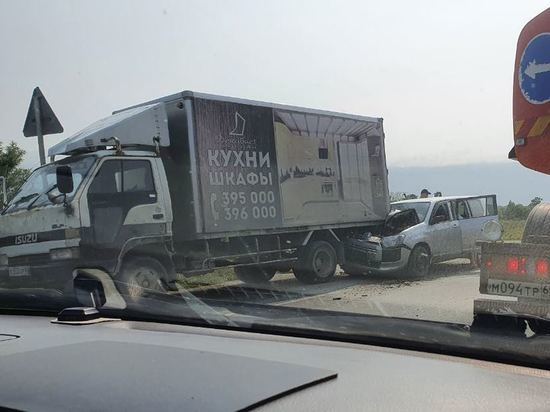 Автомобиль Toyota Probox залетел под грузовик в Южно-Сахалинске