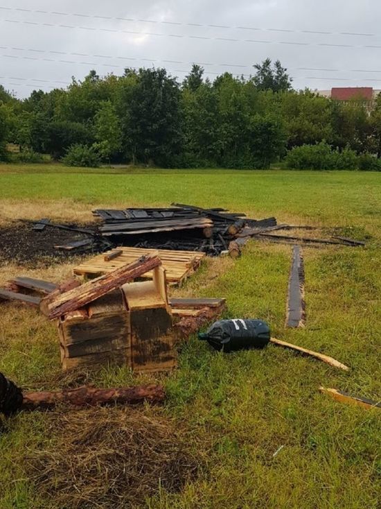 Фотофакт: Останки сожженной во время фестиваля деревни до сих пор не убрали в Пскове