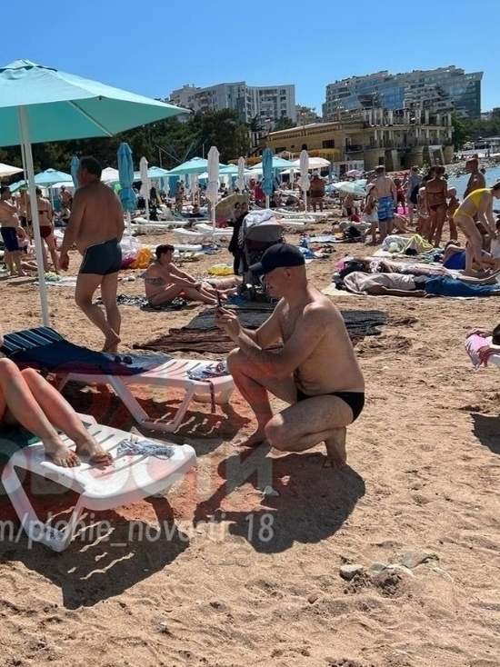 На общественном пляже в Геленджике отдыхающие заметили раздетую женщину