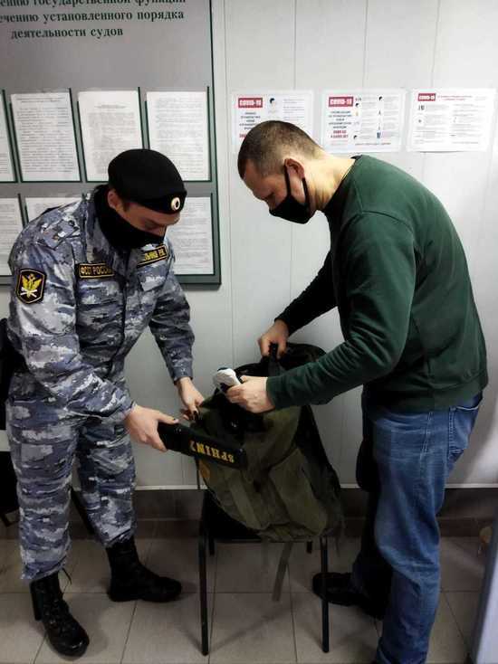 В орловские суды пытались пронести оружие, шило и гвозди