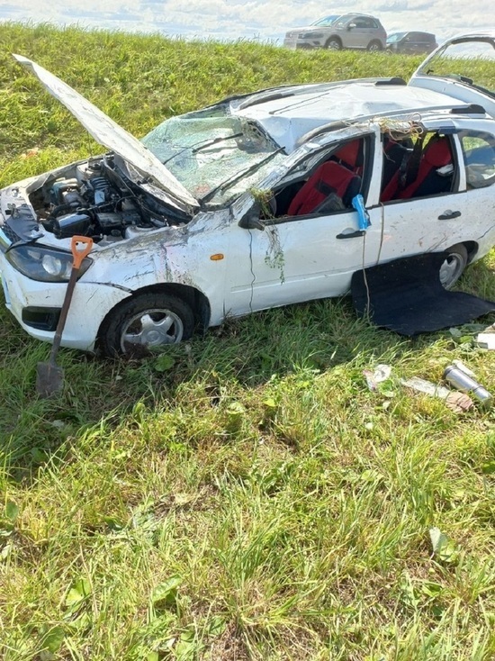 Сопровождающие груз с Ямала в Волноваху помогли на трассе попавшей в ДТП семье