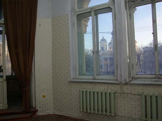 Подвыпившая школьница выпала из окна в Калининском районе