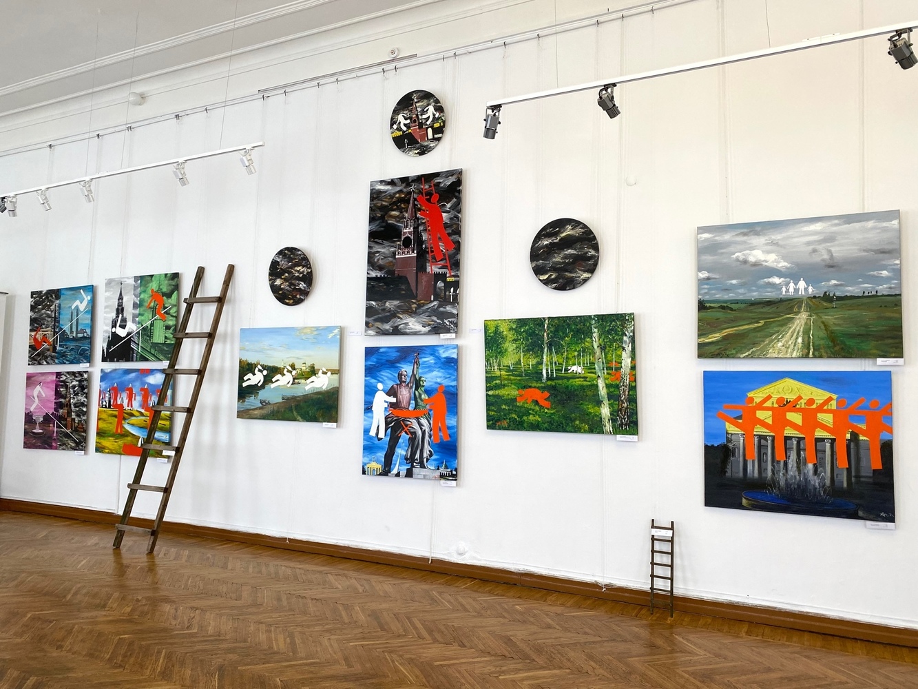 Классика с человечками-пиктограммами: в Рязани открылась выставка одного из самых дорогих художников России