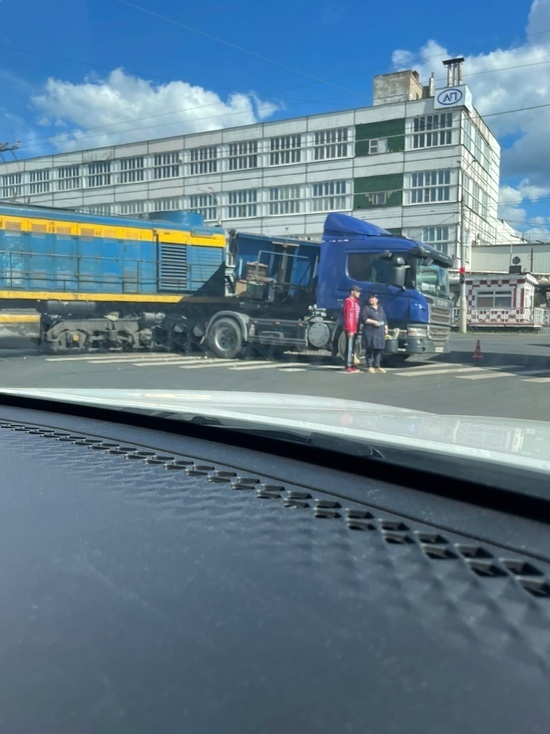 Во Владимире на ж/д переезде поезд врезался в фуру