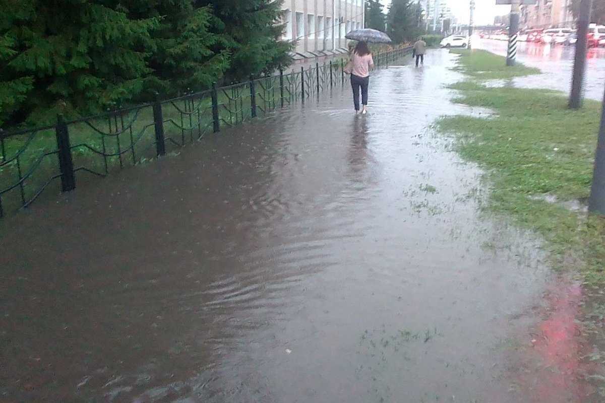 Дождь в омске сегодня. Дождь в Омске. Омск дождь фото. Град в Омске. Жители Омска.