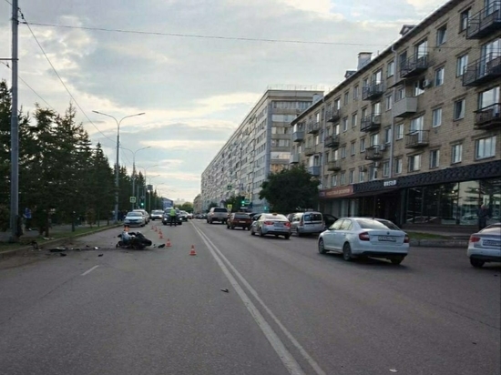 В центре Красноярска байкер налетел на фонарный столб и разбился