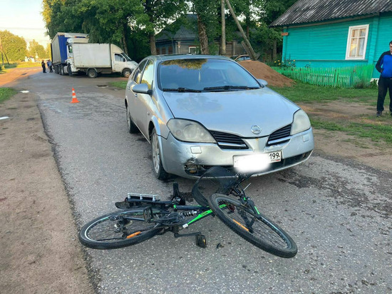 В Тверской области велосипедистка решилась на опасный маневр и попала под автомобиль