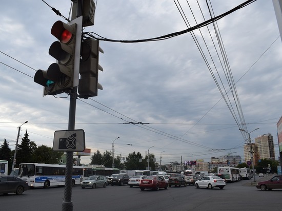 В Мурманске на перекрестке улиц Челюскинцев и Володарского не смогли разминуться внедорожник и легковушка