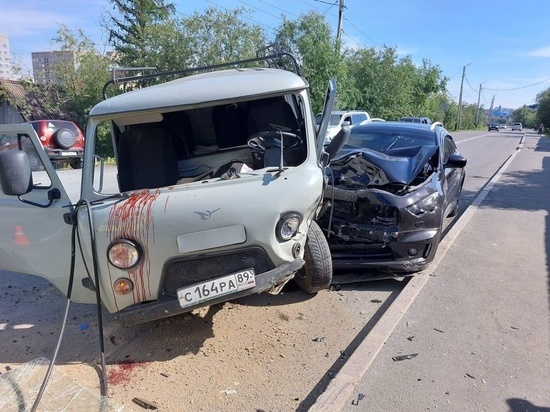 ГИБДД прокомментировала жесткое ДТП с УАЗом и иномаркой в Салехарде