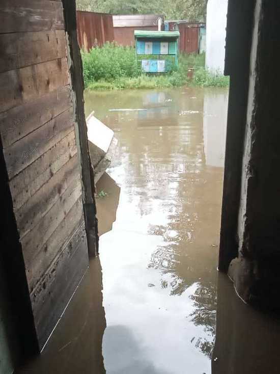 Вода затопила подъезды домов на улице Лазо в Чите
