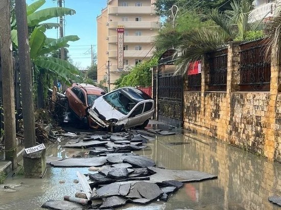 В Сочи владельцам пострадавших автомобилей в наводнении выплатят по 100 тысяч рублей