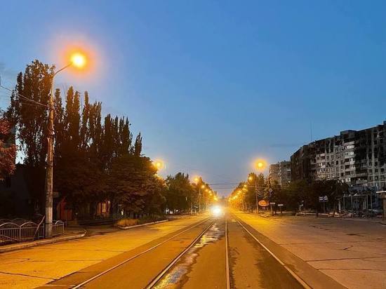 В Мариуполе зажглись уличные фонари: ФОТО