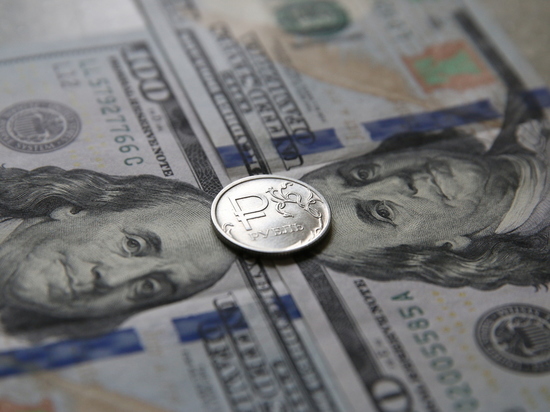 Ждать ли падения рубля в августе: эксперты разошлись во мнениях