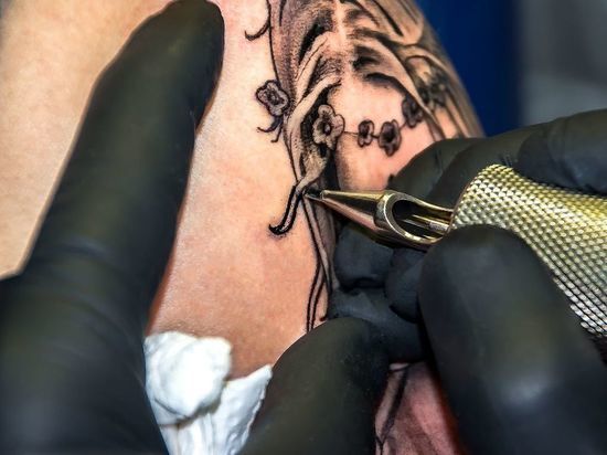 Тату-мастер сдала полиции клиента из-за татуировки со свастикой