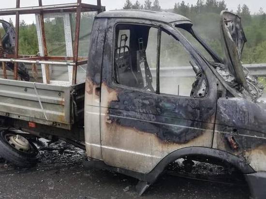 Газель загорелась после столкновения с легковушкой на трассе Аэропорт-Мурманск, есть пострадавшая