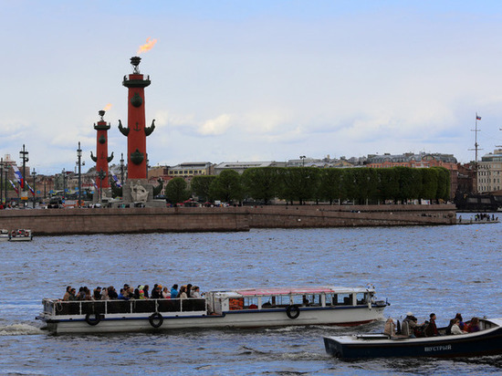 Факелы Ростральных колонн дважды зажгут в честь Дня ВМФ в Петербурге