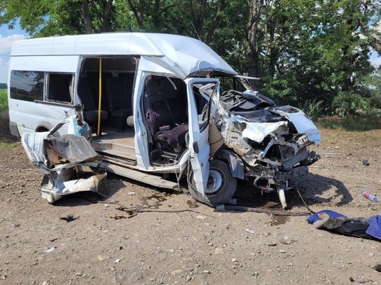 Смертельное ДТП на Ставрополье: микроавтобус столкнулся с КамАЗом