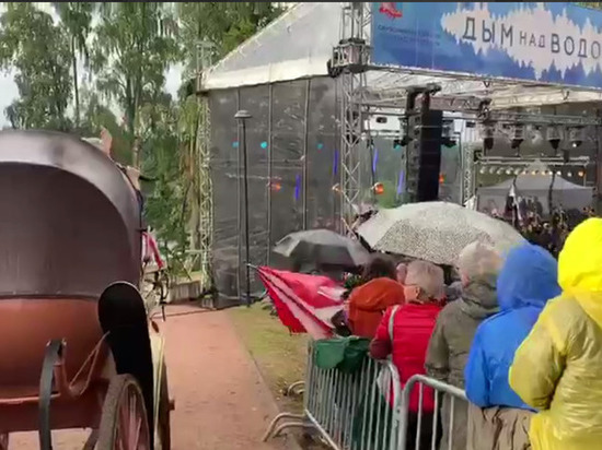 На музыкальном фестивале в Ленобласти знаменитую песню группы «Любэ» исполнили на английском языке