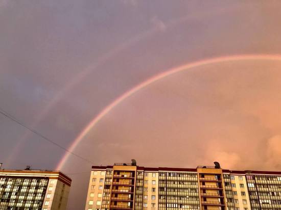 Петербуржцы заметили после дождя в небе двойную радугу