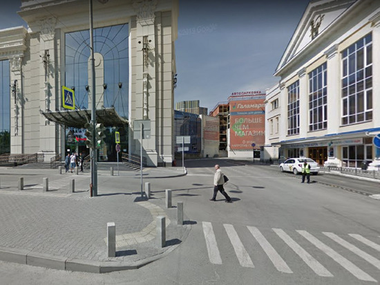 Байкер отвлекся и врезался в попутный Volkswagen Polo возле ТРЦ «Гринвич»