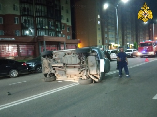 В центре Обнинска перевернувшаяся иномарка зацепила припаркованные машины