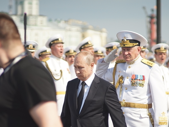 Путин прибыл в Кронштадт на парад в честь Дня ВМФ