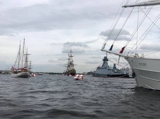 Начинается трансляция парада в честь Дня ВМФ в Петербурге