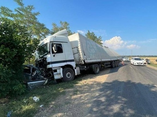 Семья с тремя детьми разбилась насмерть в аварии с грузовиком на Кубани
