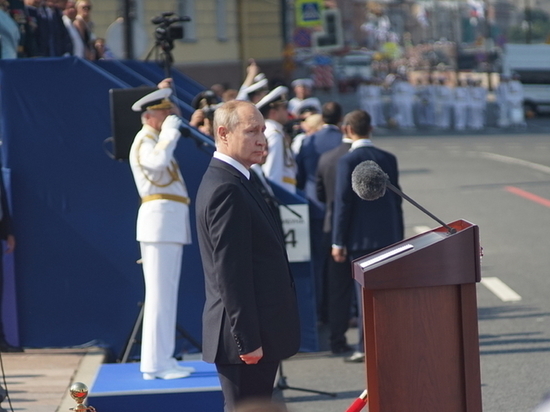 Путин в Петербурге поздравил россиян с Днем ВМФ и рассказал о значении Морской доктрины