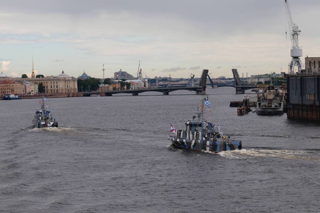 Главный военно-морской парад ВМФ в Петербурге: десятки кораблей вышли в воды Невы