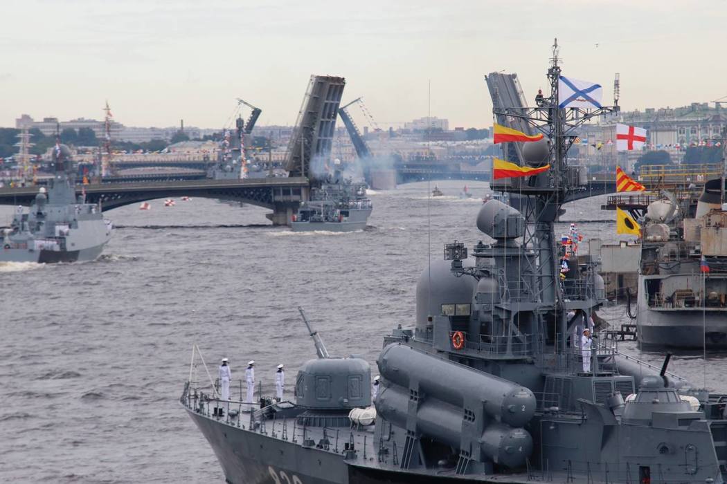 Путин, Шойгу, Евменов приняли парад ВМФ в Петербурге: впечатляющие кадры