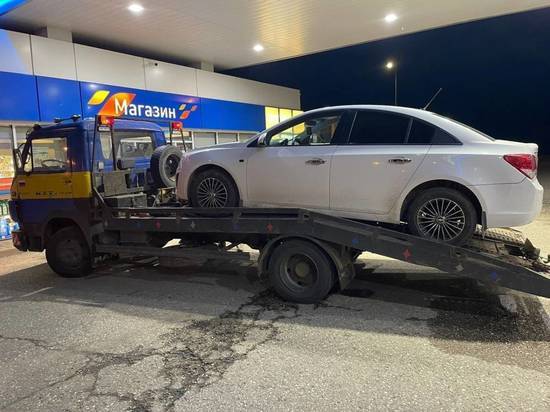 Пьяный новгородец на Chevrolet Cruze влетел в фуру на автозаправке в Валдайском районе