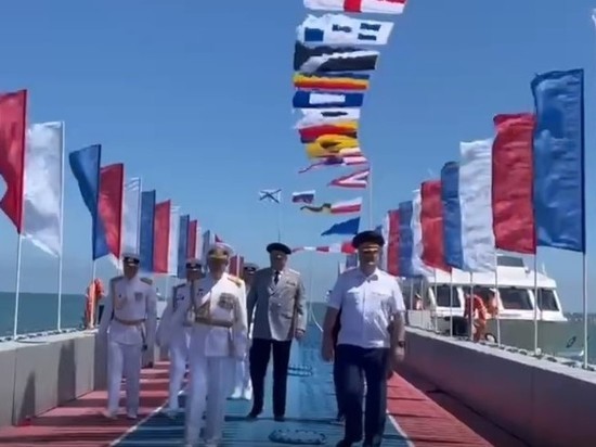Глава Дагестана посетил парад ко Дню ВМФ в Каспийске