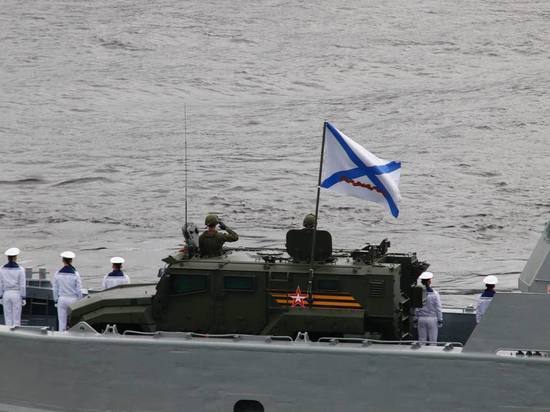 Петербуржцы выстроились в Андреевский флаг в День ВМФ у Михайловского замка